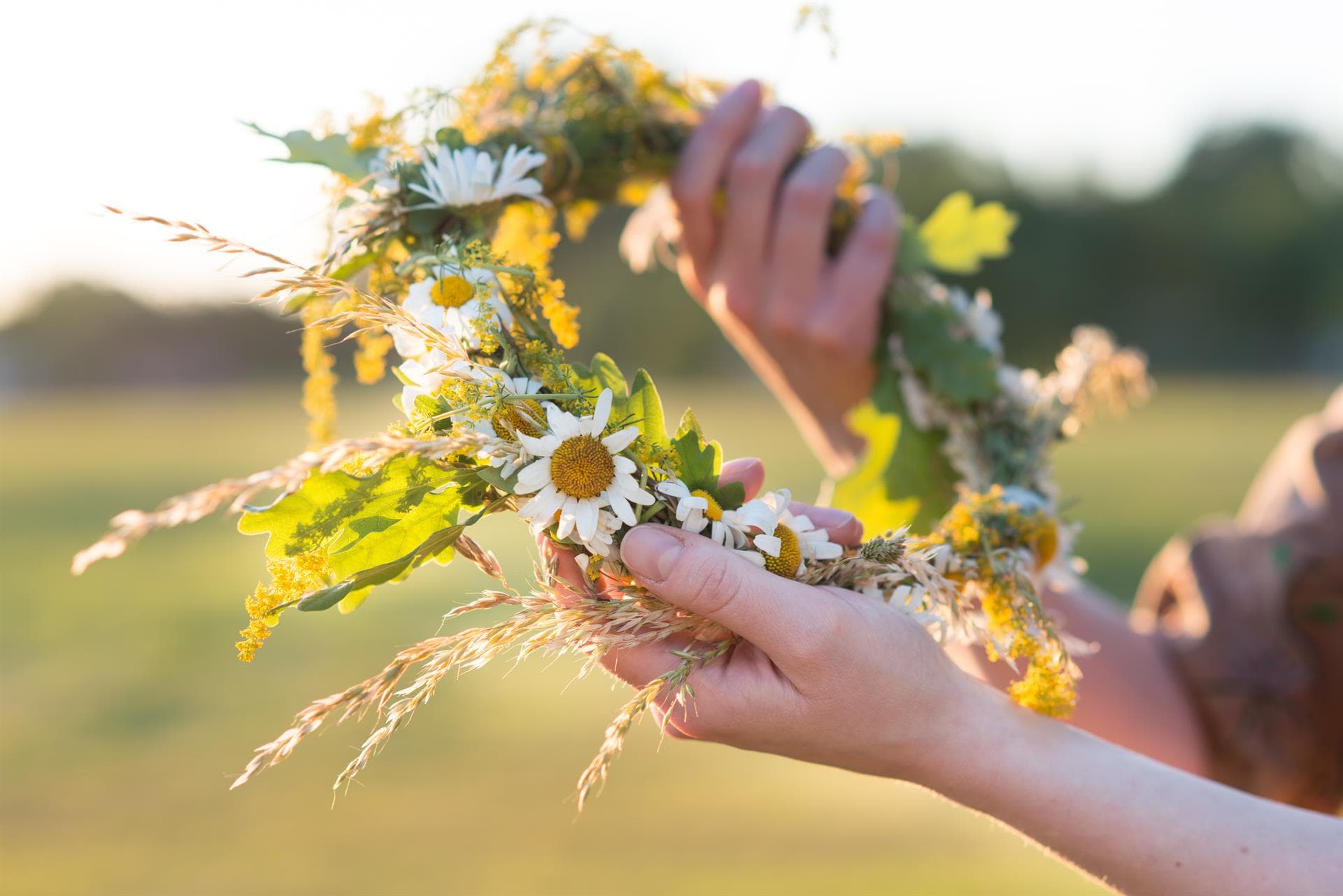 Espectaculares accesorios florales para bodas y comuniones