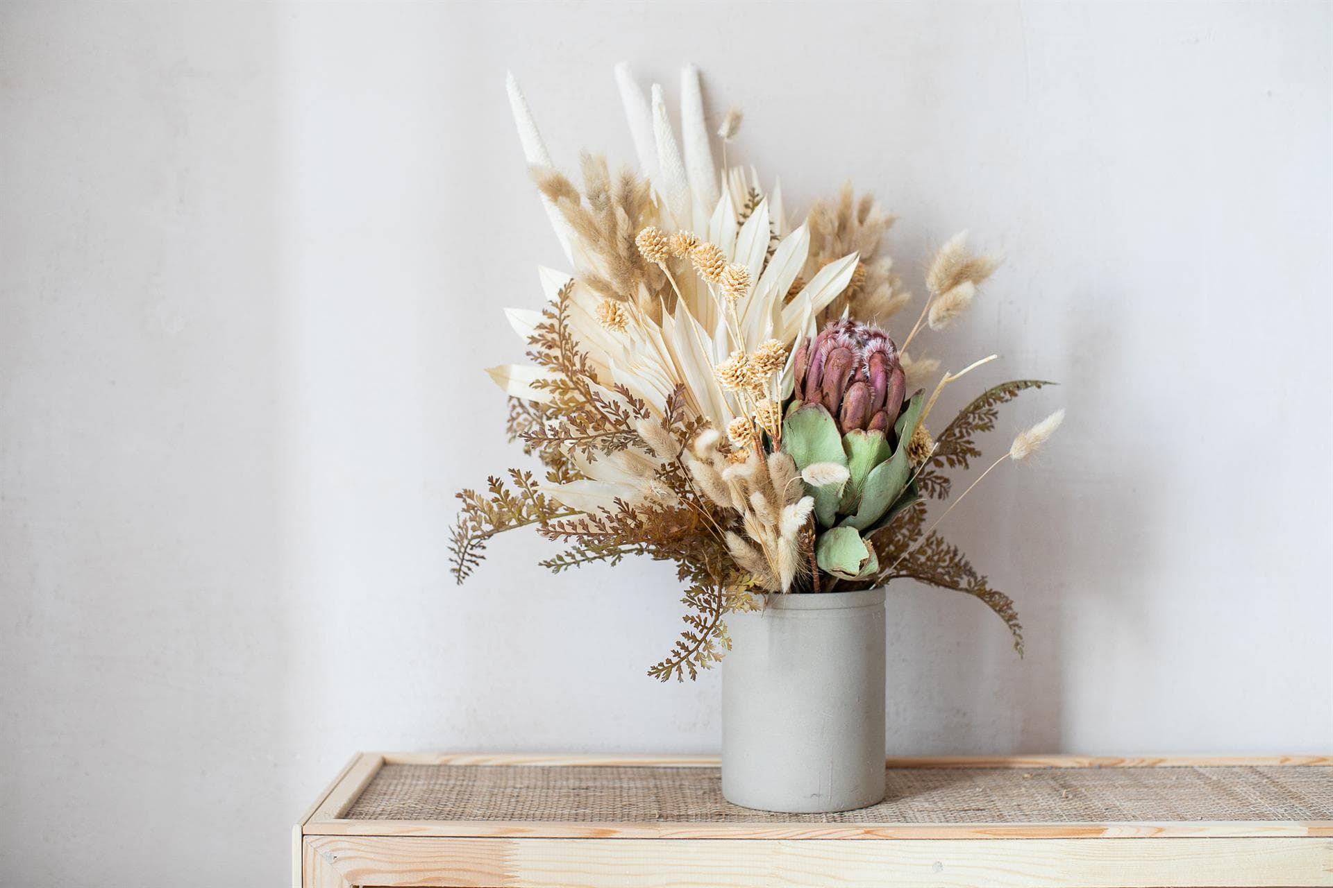 Opta por un ramo de flores secas o preservadas para regalar o decorar tu hogar
